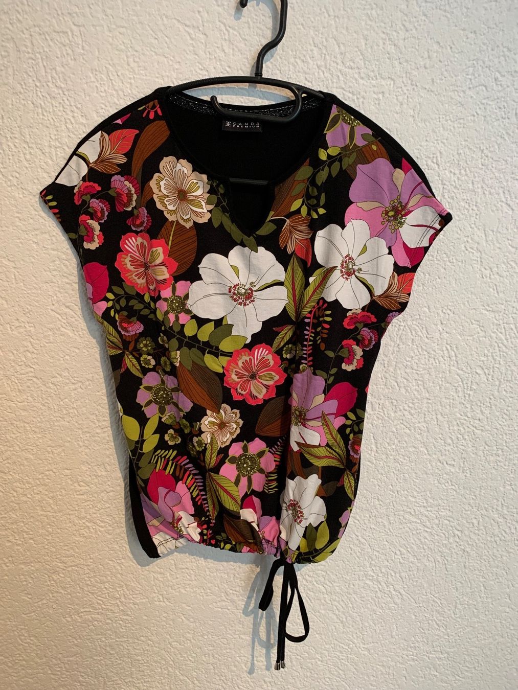 T-shirt: Canda Premium Shirt Blumen Gr. XS / S – Usato da Fislisbach venduto da KolibriSecondhand