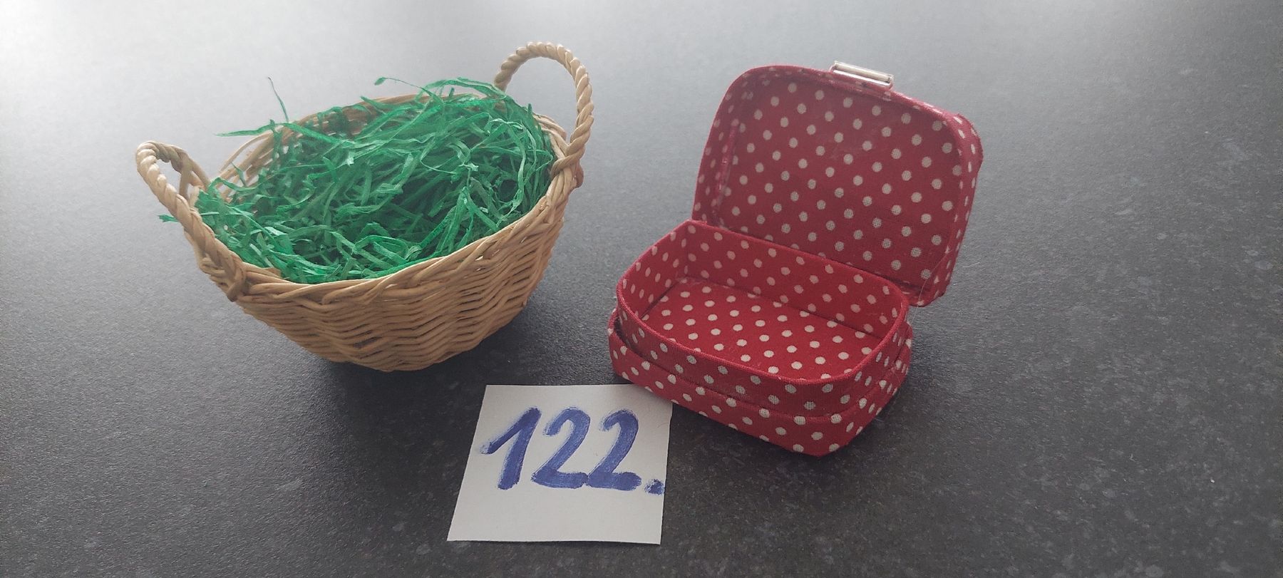 Case e mobili per bambole: Puppenstuben Köfferli und Körbli  – Usato da Muri AG venduto da nindo1 8