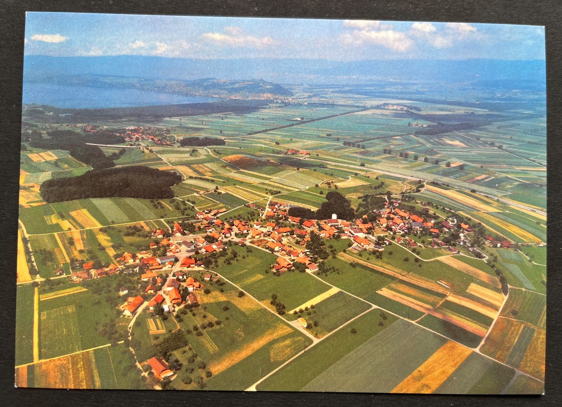 Cartoline postali: Ried bei Kerzers, Flugaufnahme ca. 1980 – Usato da Ostermundigen venduto da DaxKarten-75