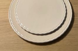 5 Teller im Landhausstil beige mit gewelltem Rand 27 & 22cm