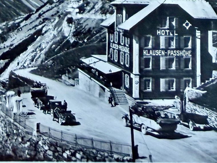 Cartoline postali: Klausen - Passhöhe. - Hotel - Car - Oltimer 1937 – Usato da Lutry venduto da Ediego 1
