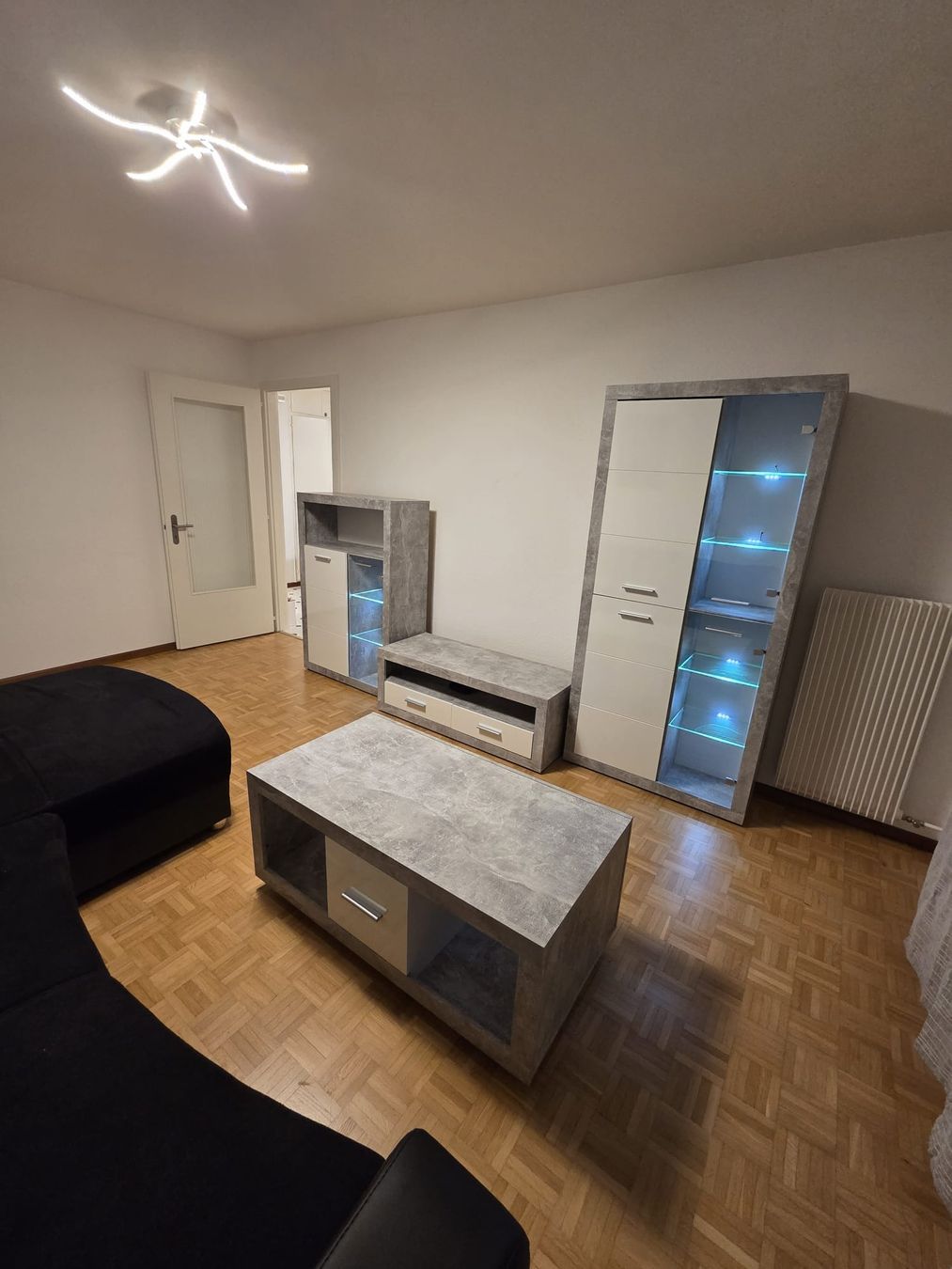 TV Möbel: paroi murale avec LED – Gebraucht aus Sierre von sav_d7g8 5