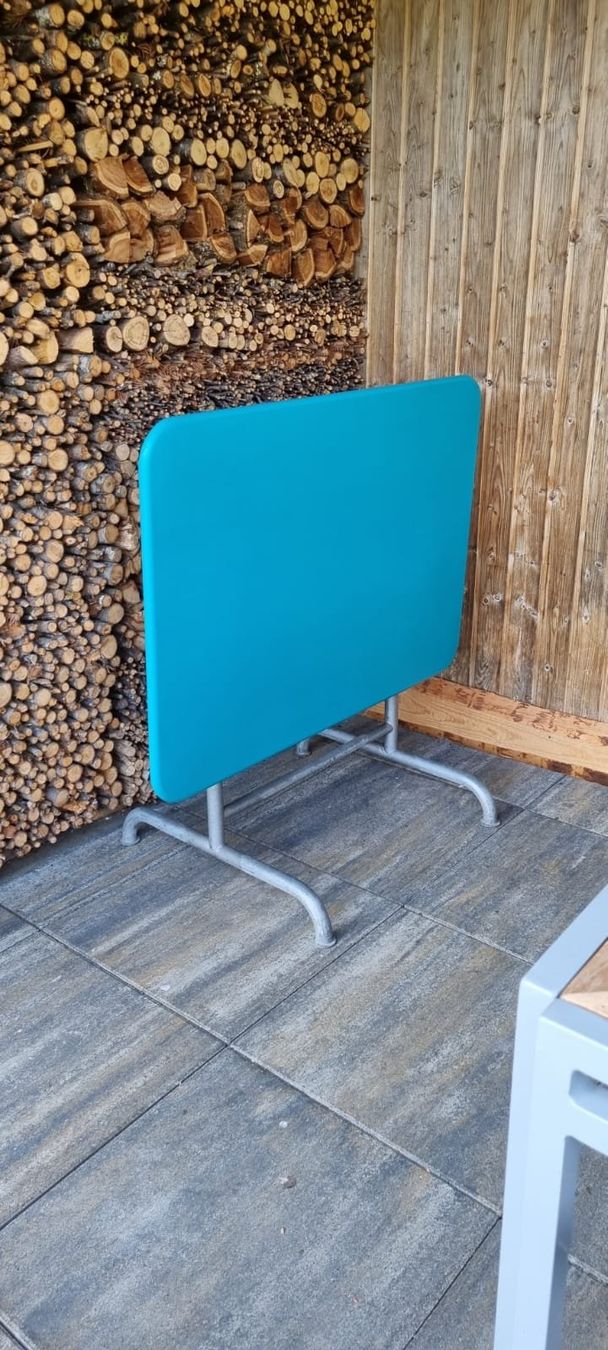 Tische: Metalltisch – Gebraucht aus Biglen von BrockenhausGruenspan 1