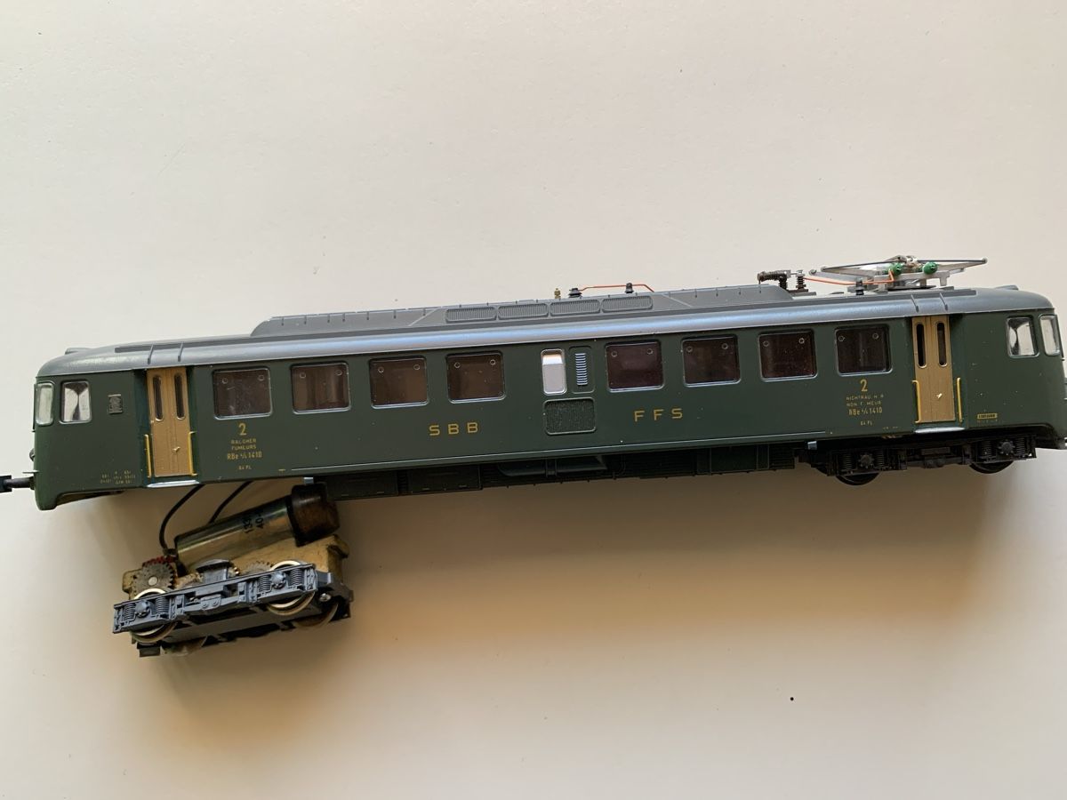 Lima Modelleisenbahnen: Triebwagen RBe 4/4  2410 – Defekt aus Gontenschwil von