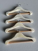 4 Miniatur-Holz-Kleiderbügel