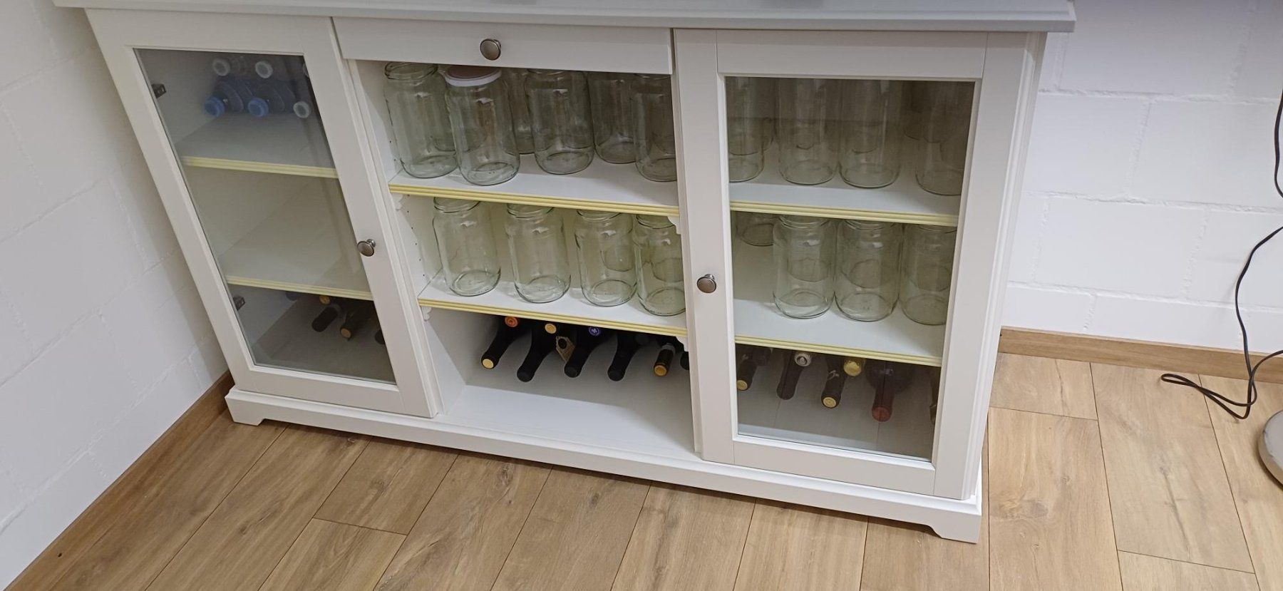 Ikea Commodes: Weisses Sideoard mit Glastüren – D'occasion à Remigen par sab_bnq2