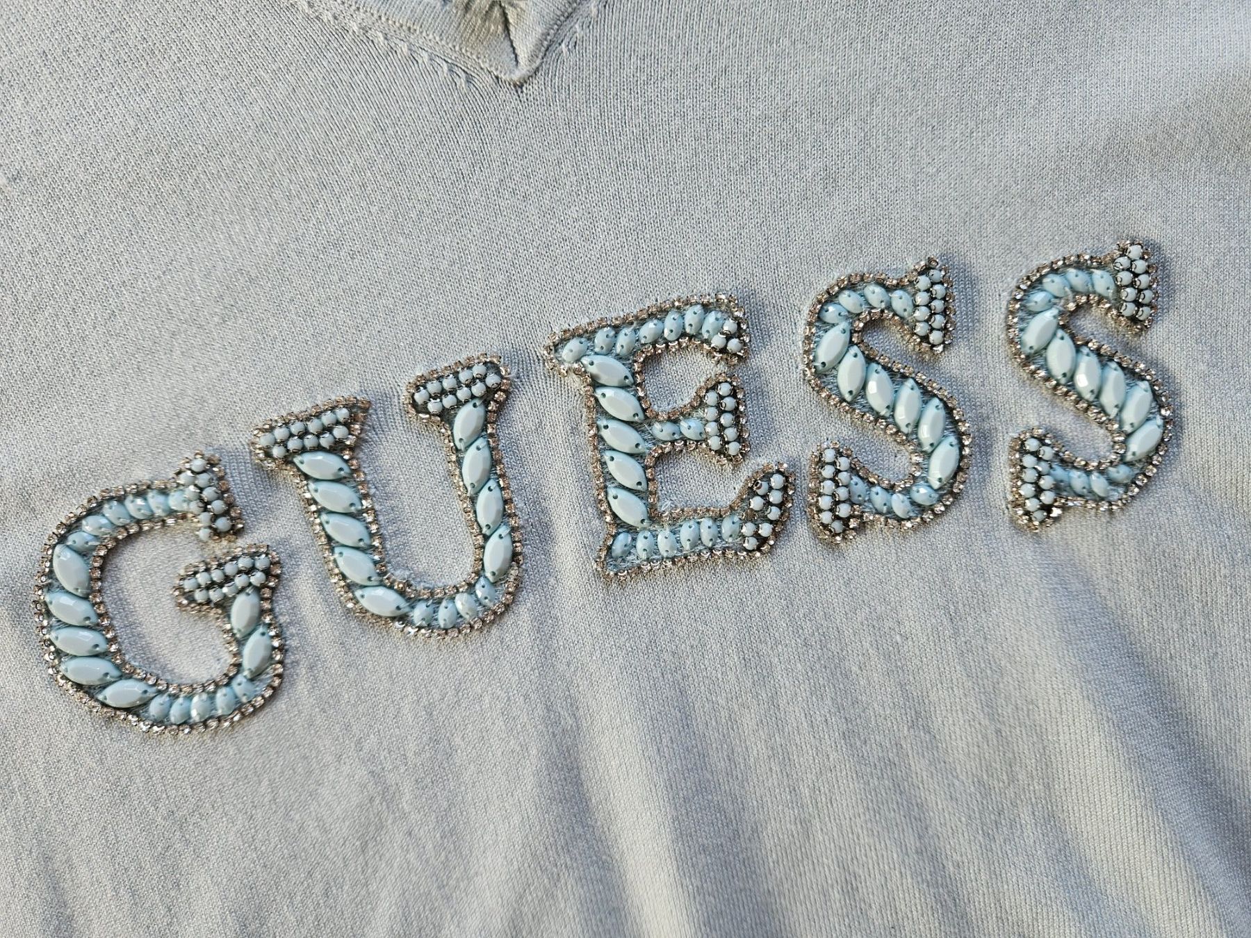 Guess Maglioni & Felpe: Neuwertiger GUESS Pulli Hellblau mit Logo-Aufschrift Gr. S – Nuovo (secondo la descrizione) da Bolligen venduto da SwissDutchy_1973 3