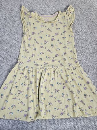 Sommerliches Mädchen Kleid Gr. 128 mit Blumen und Schmetterl