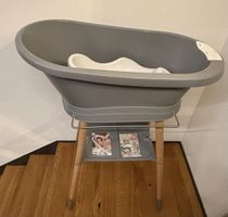Babybadewanne mit Ständer, Sitz und Temperaturanzeige