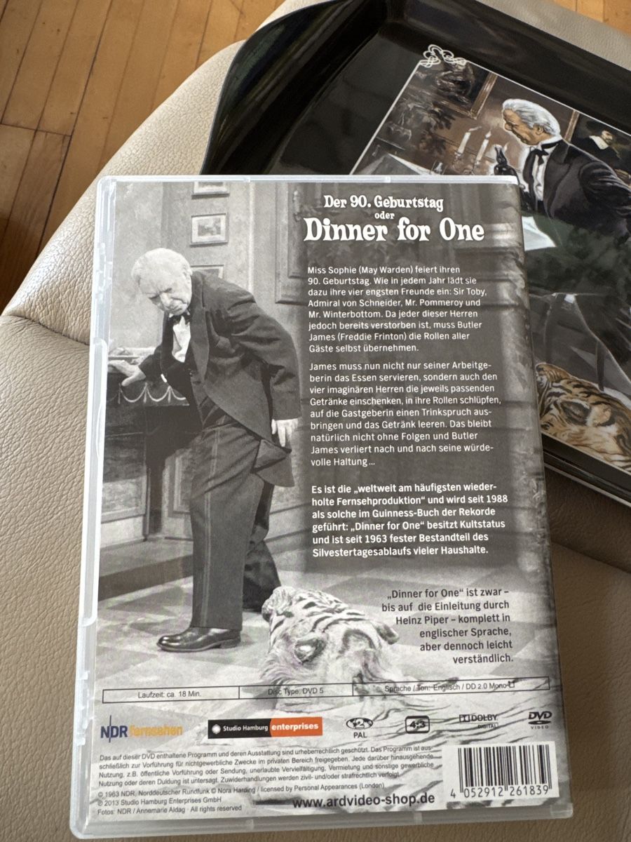 Tutti i DVDs: Dinner for One DVD + Serviertablett Butler James – Nuovo (secondo la descrizione) da Seuzach venduto da CarmelinaFerraris 2