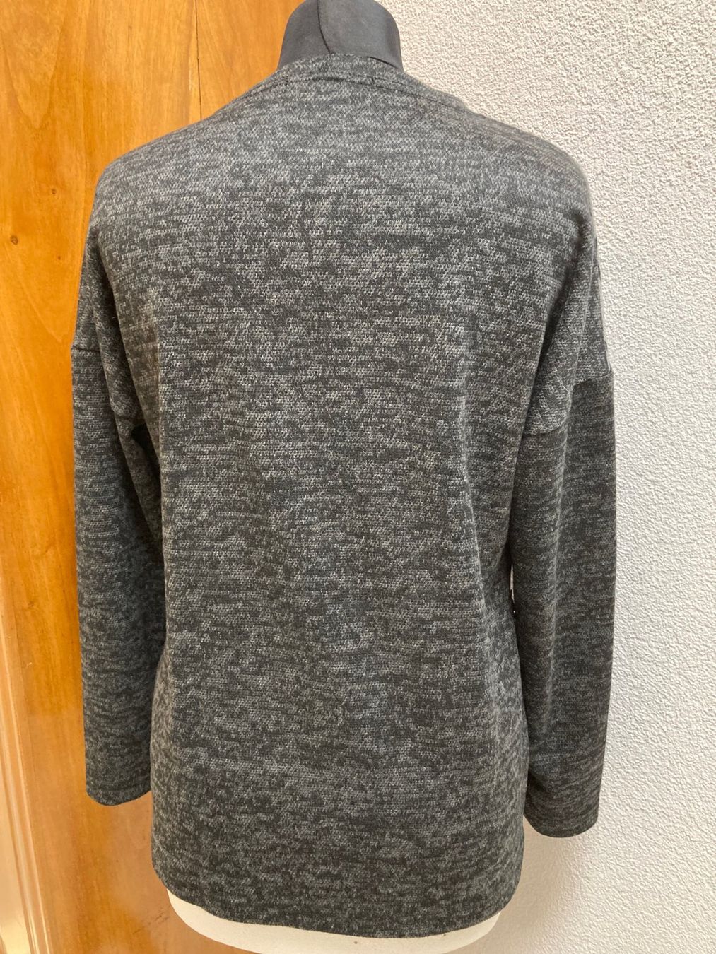 Maglioni & Felpe: Pulli grau/schwarz, cooles Design Gr. 38 – Usato da Glattpark (Opfikon) venduto da Pangie 1