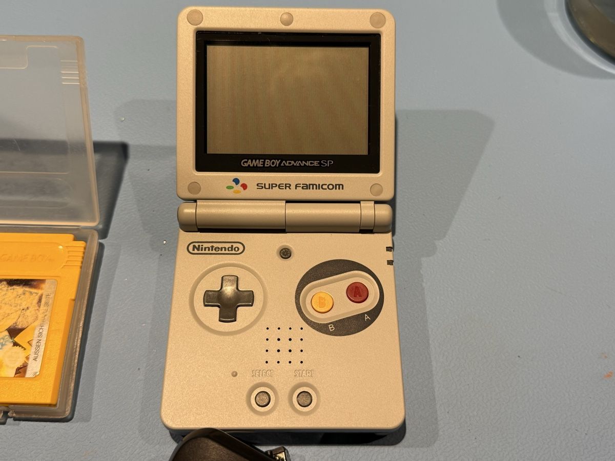 Nintendo Konsolen: Gameboy Advance Sp mit Flashcard und Pokemon Gelb – Gebraucht aus Dierikon von E28_Freak 1