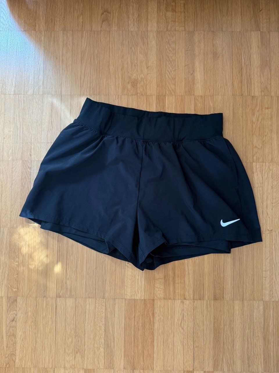 Nike Pantaloni: Nike shorts size M – Usato da Zürich venduto da futurmutur