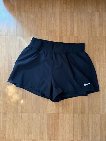 Nike shorts size M