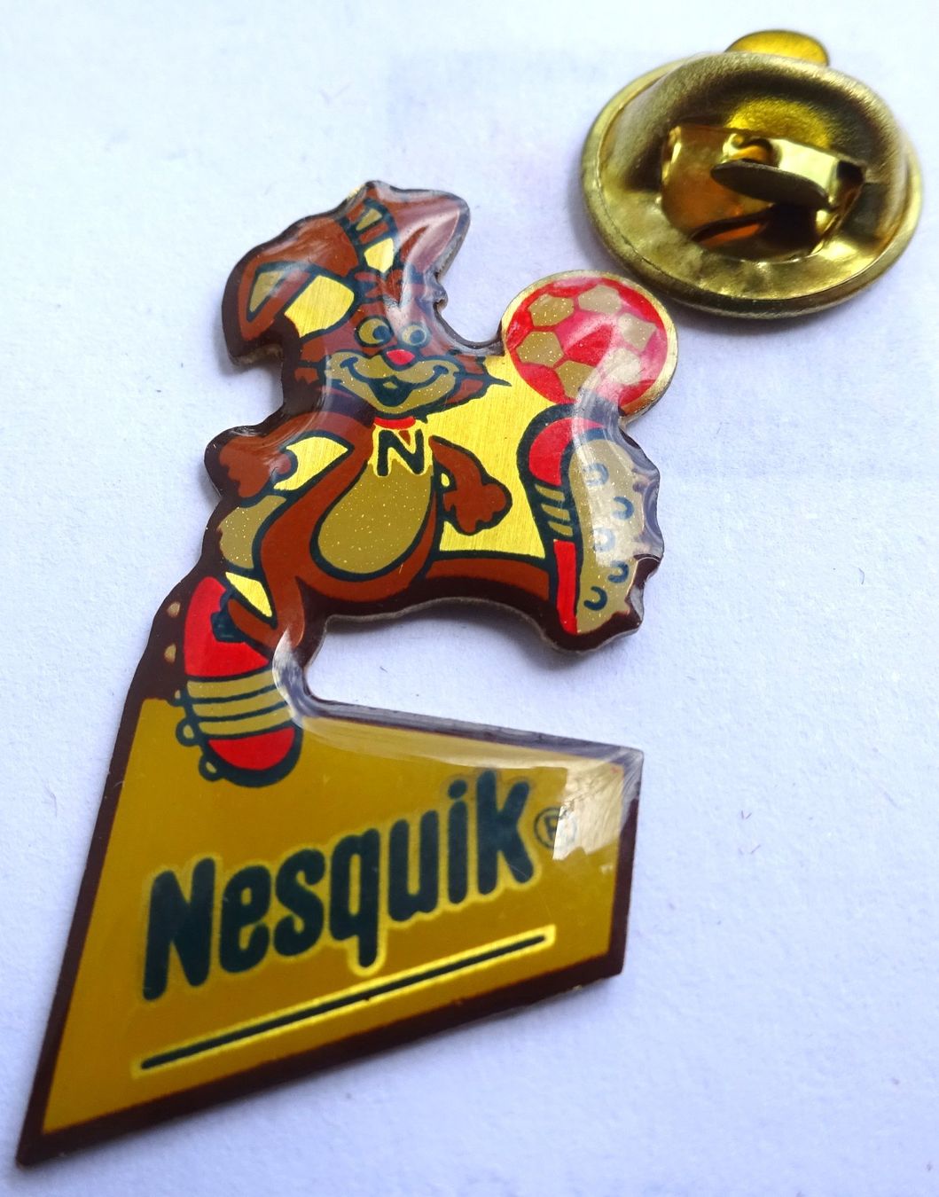 Plaketten & Abzeichen: 2 Pin Nesquik Hase mit Ball – Gebraucht aus Utzenstorf von BUtter81