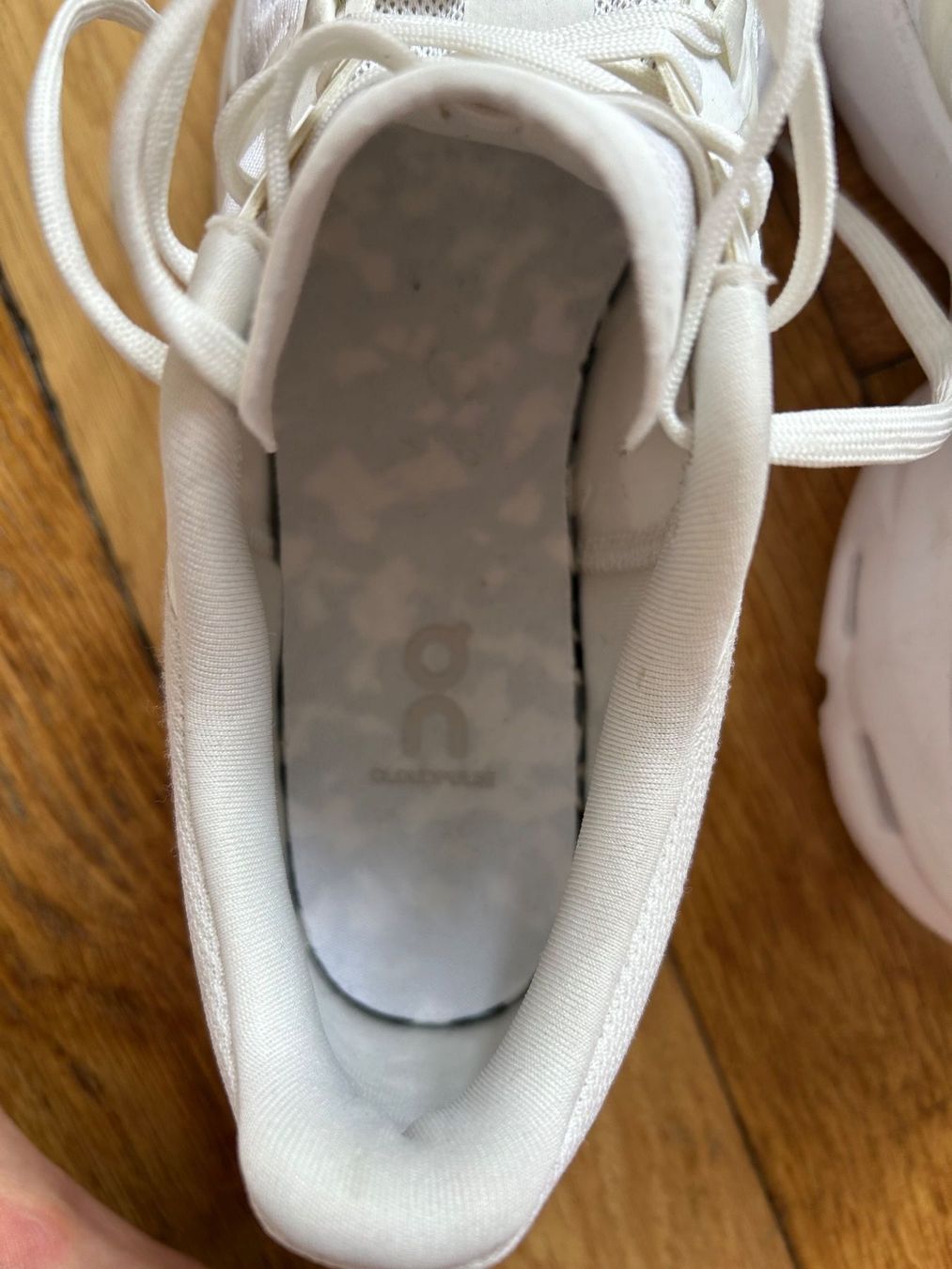 On Chaussures femmes: On white sneakers – D'occasion à Zürich par EllaPota 8