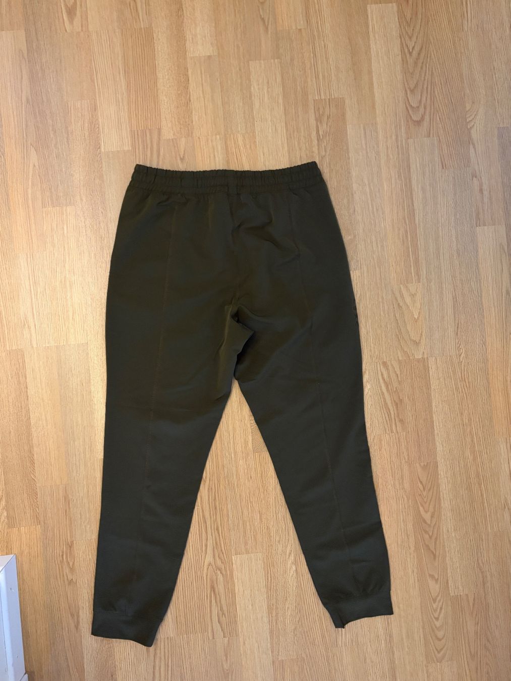 Puma Pantaloni: Puma Jogginghose Khaki Grösse L – Nuovo (secondo la descrizione) da Oberweningen venduto da Achille.3 1