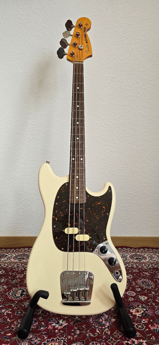 Fender Musikinstrumente: Fender Mustang Bass MIJ 1998 – Gebraucht aus Meilen von Roobiedoobie