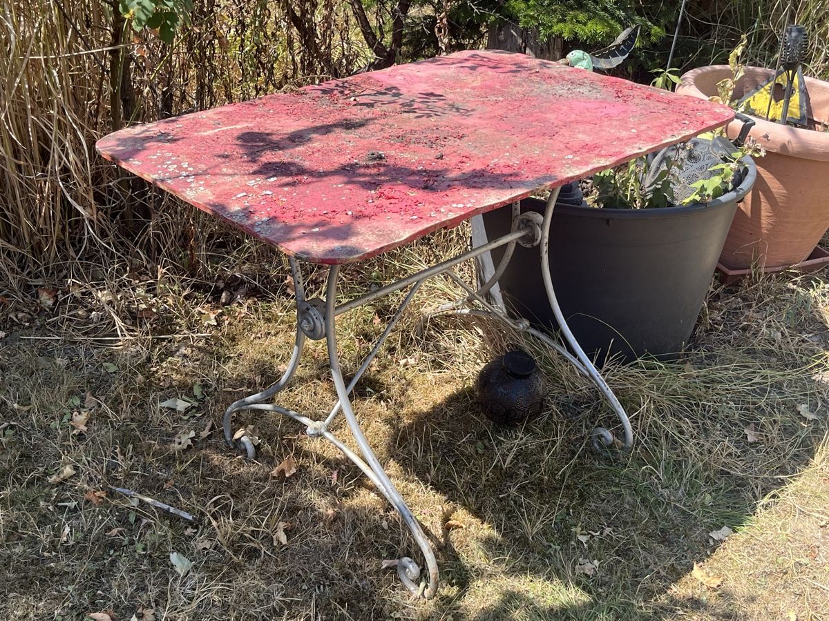 Tische: Historischer Blech Gartentisch – Gebraucht aus Niederurnen von gebrauchtbrauchbar