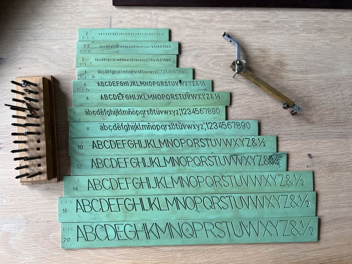Pochoirs: Schriftenschablone Dingraph – D'occasion à Neuenegg par Magosaurus 1