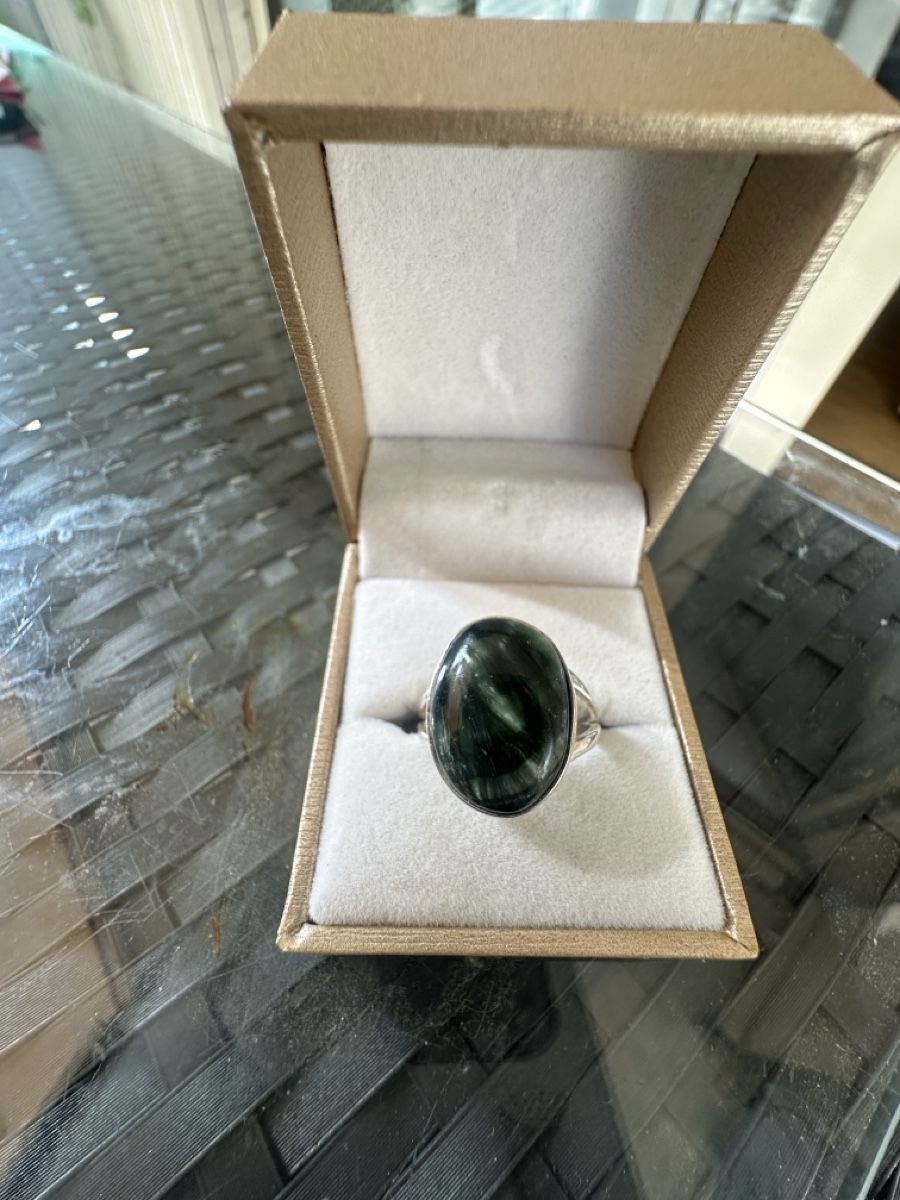Anelli: Silber Ring mit Seraphinit Halbedelstein – Nuovo e nell'imballaggio originale da Kriens venduto da Hortensie6