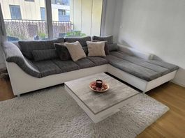 Canapé d'angle moderne et table basse assortie  Bon état
