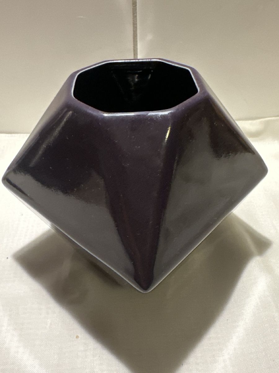 Vasen & Gefässe: Moderne Blumenvase, Diamantform, lila, Keramik – Gebraucht aus Zürich von Chaeffeler
