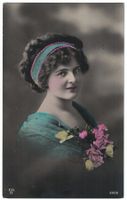 Romantik - Junge Dame mit Haarband und Blumengesteck