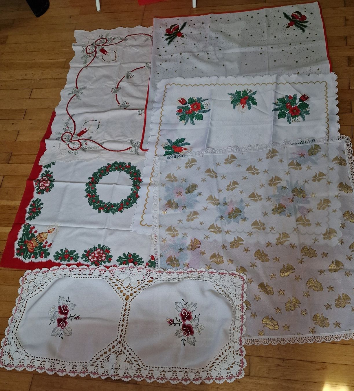 Autre linge de table: 6 Weihnachts Tischdecken, 5 quadratisch – D'occasion à Uitikon Waldegg par Smeragol 2