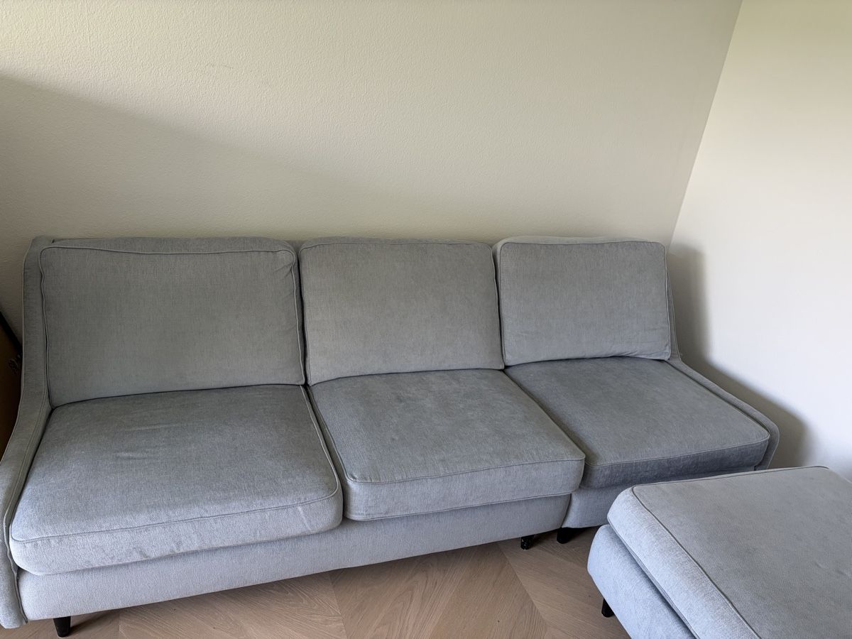 Divani: Gemütliches 3er Sofa mit Hocker, hellgrau – Usato da Herrliberg venduto da lor_58kw 1