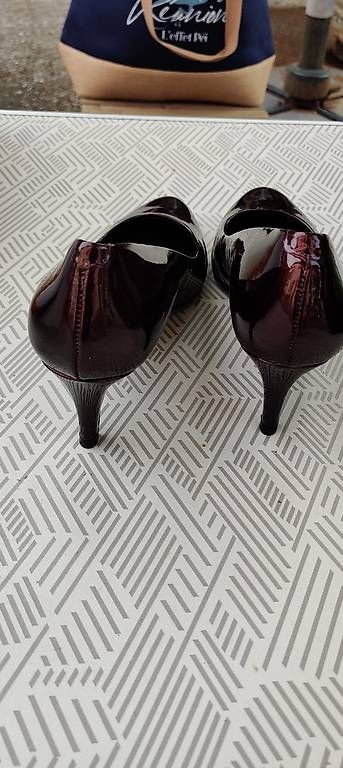 Scarpe da donna: Escarpins Minelli taille 38 vernies reflets bordeaux  – Usato da Versoix venduto da C0sm0p0l1t4n 1