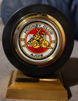 Hockey Puck Pokal mit integrierter Uhr