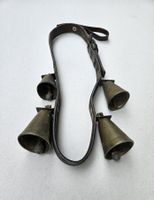 Antikes Parisergeschell 4 Glocken Gr. 2-6 am Lederriemen