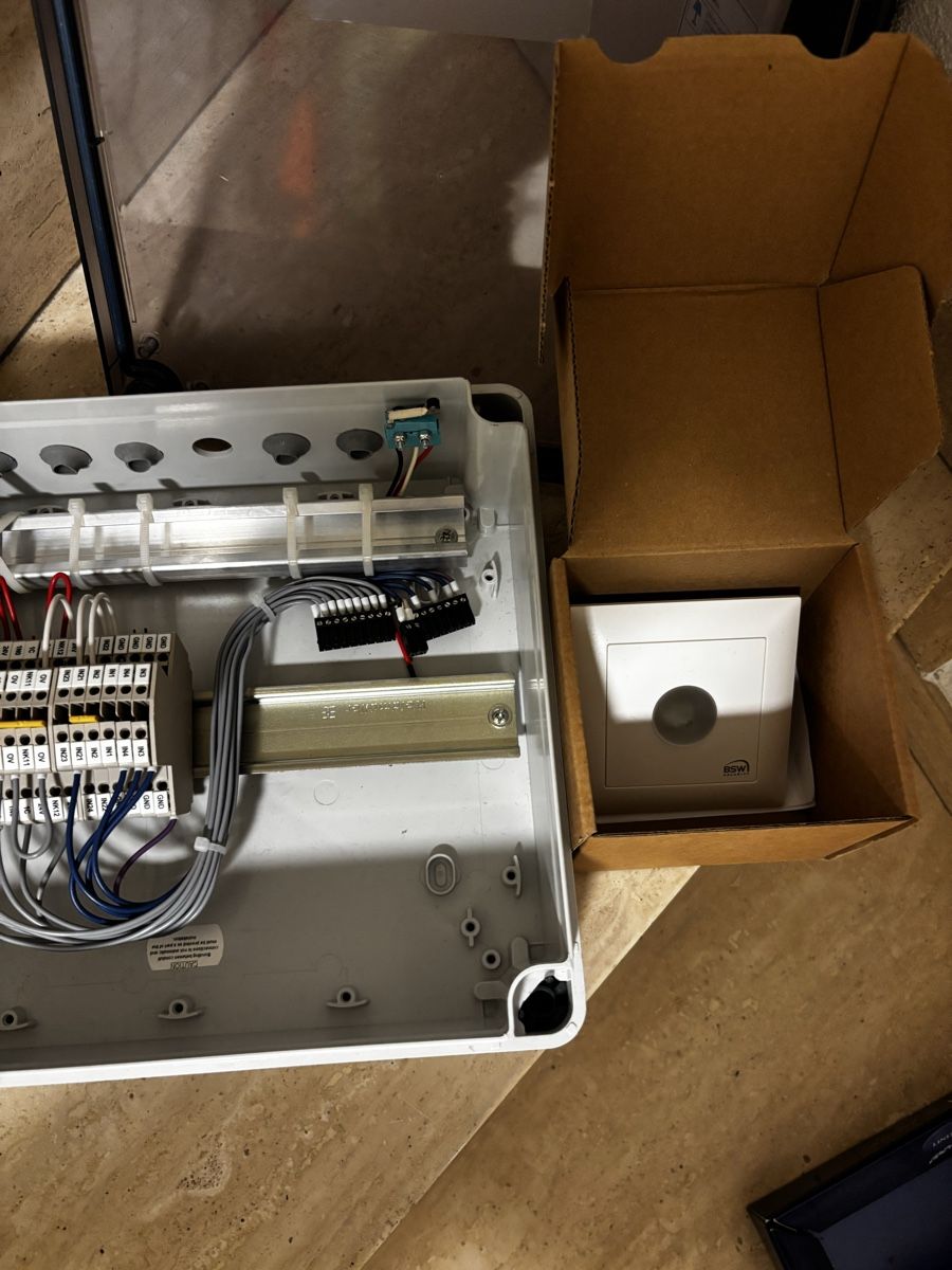 Alimentazione elettrica: Helligkeit Sensor und Schaltkasten – Usato da Rossrüti venduto da poger