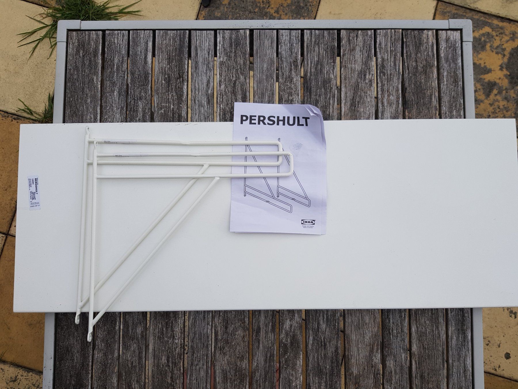Ikea Étagères: IKEA-Wandtablar BERGSHULT mit Halter PERSHULT – D'occasion à Jona par dampfnuggi