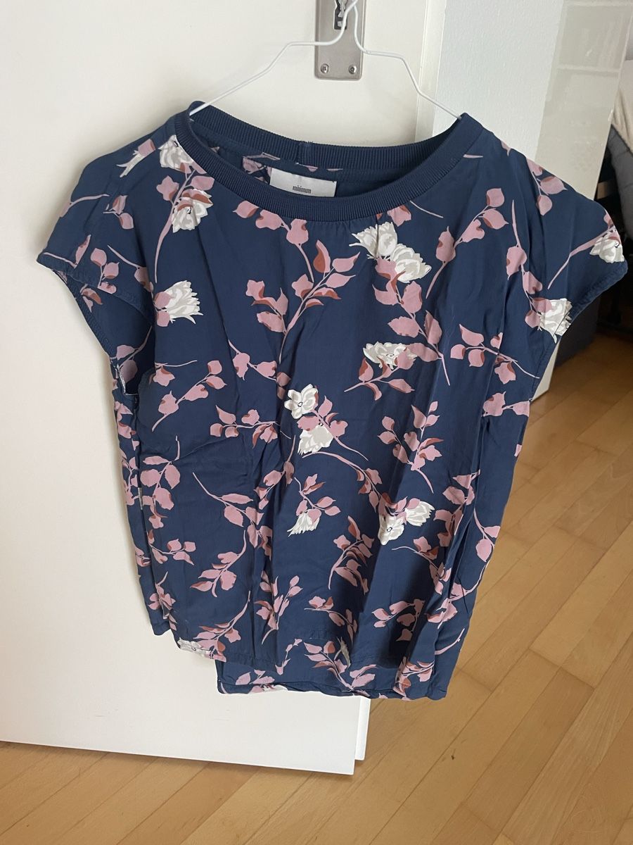 T-Shirts: Minimum Shirt mit Blumenmuster – Gebraucht aus Zürich von Chog