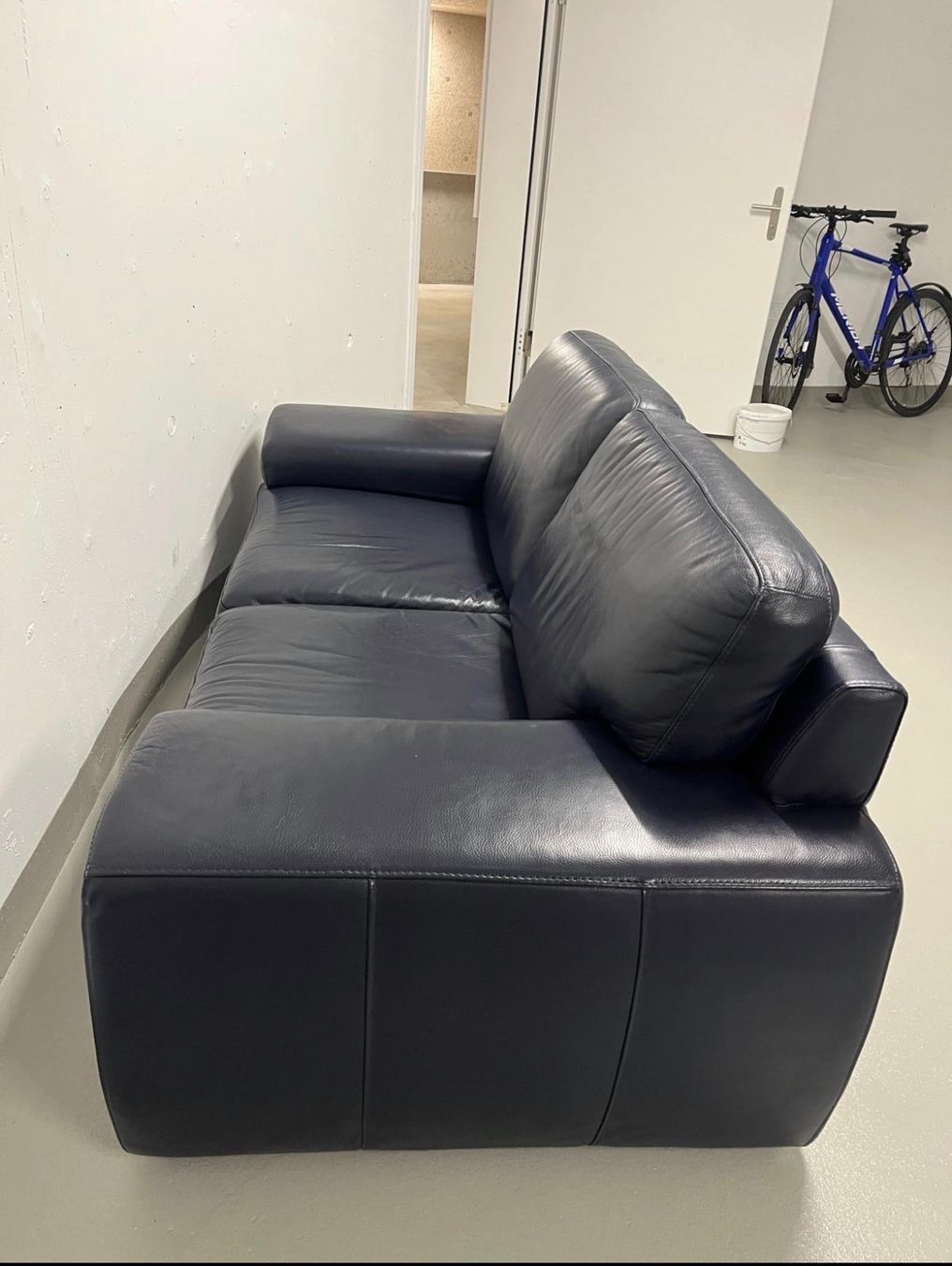 Divani: Leder Sofa Dunkel blau – Usato da Zürich venduto da Sevhan