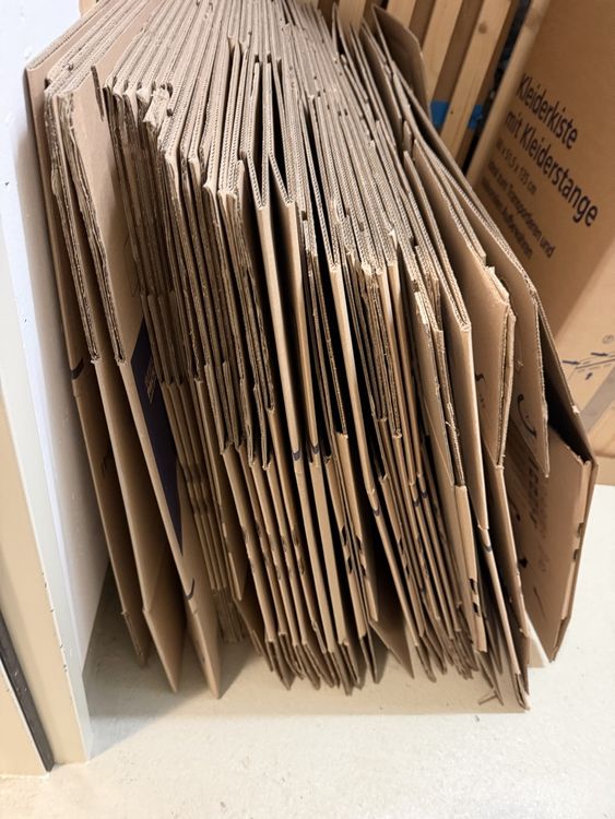 Über 30 Umzugskartons + 3 Kleiderboxen + Verpackungsmaterial (Gebraucht ...