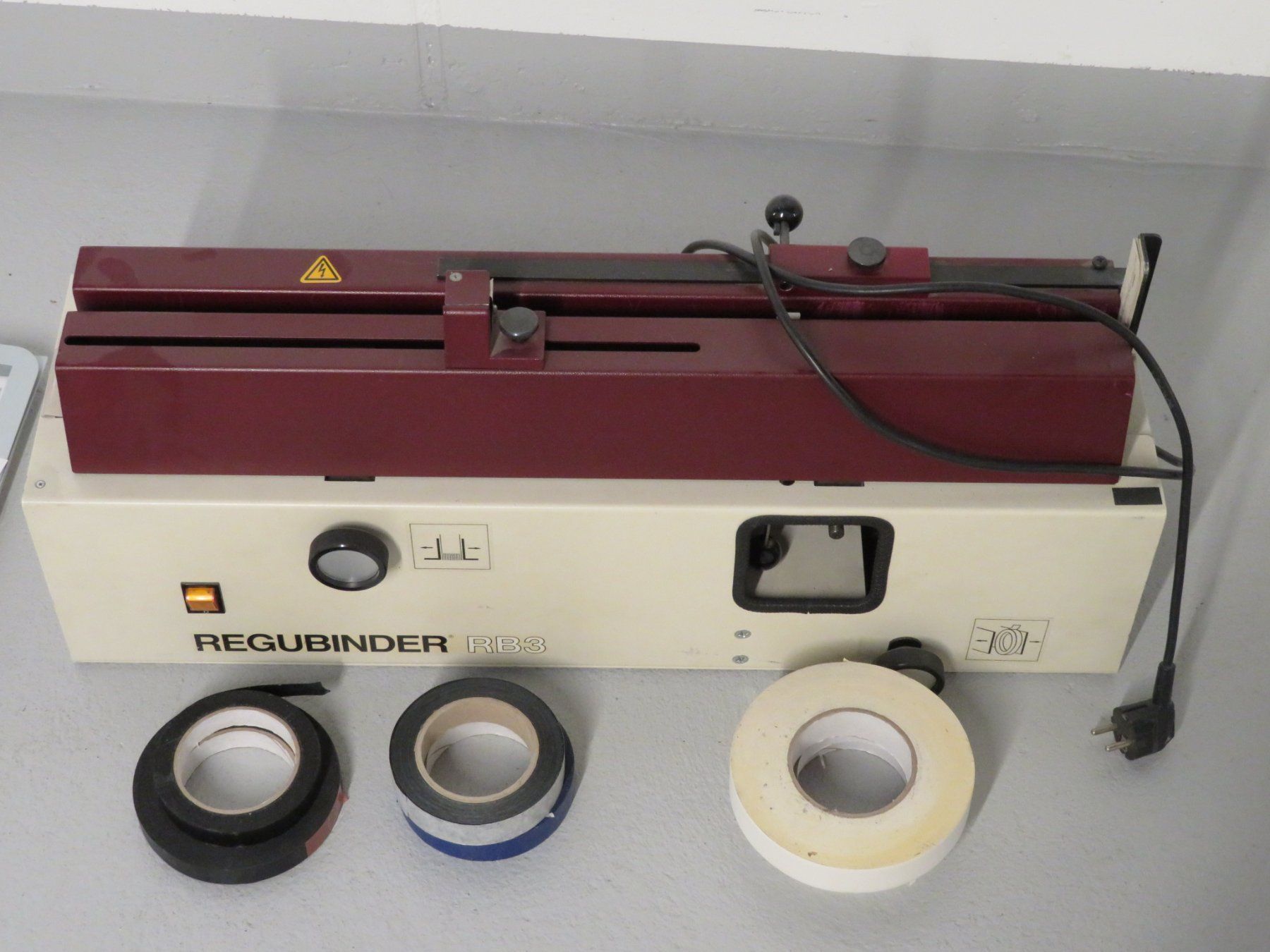 Machines à relier: Regubinder RB3 Bindegerät – D'occasion à Reinach BL par WBZ-Flohmarkt 1