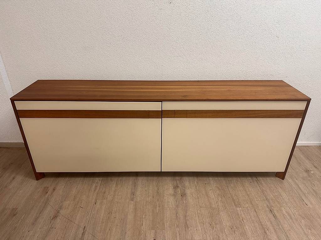 Team7 Cassettiere: Team 7 Cubus Sideboard Nussbaum Glasfront 240 cm – Usato da Obernau venduto da Arche_Noah_Brocki