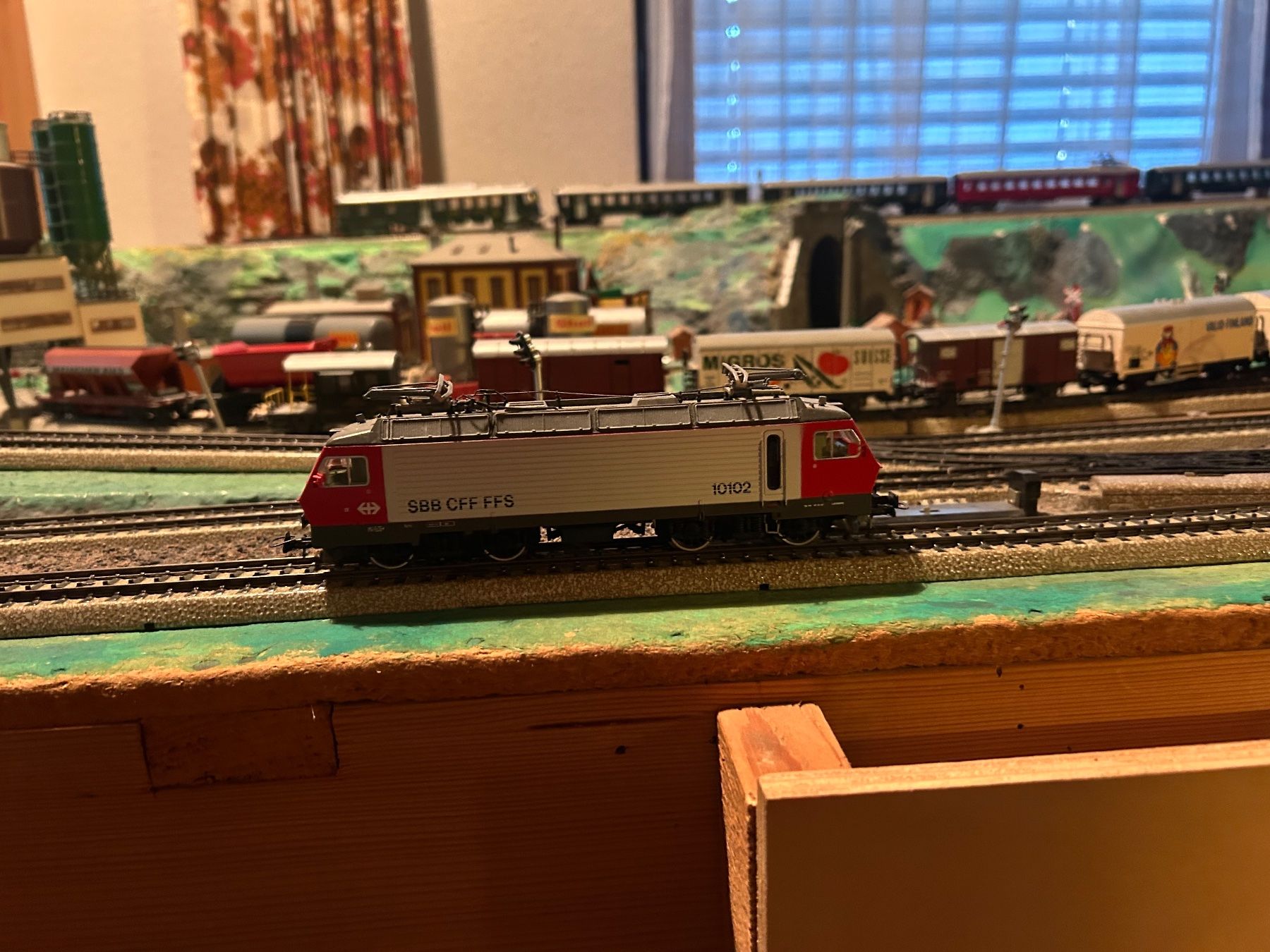 Roco Modelleisenbahnen: SBB E-Lok Re 4/4 IV 10102 – Gebraucht aus Langenthal von jon_qyy7 3