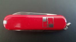 2 kleine Victorinox Taschenmesser mit Logos