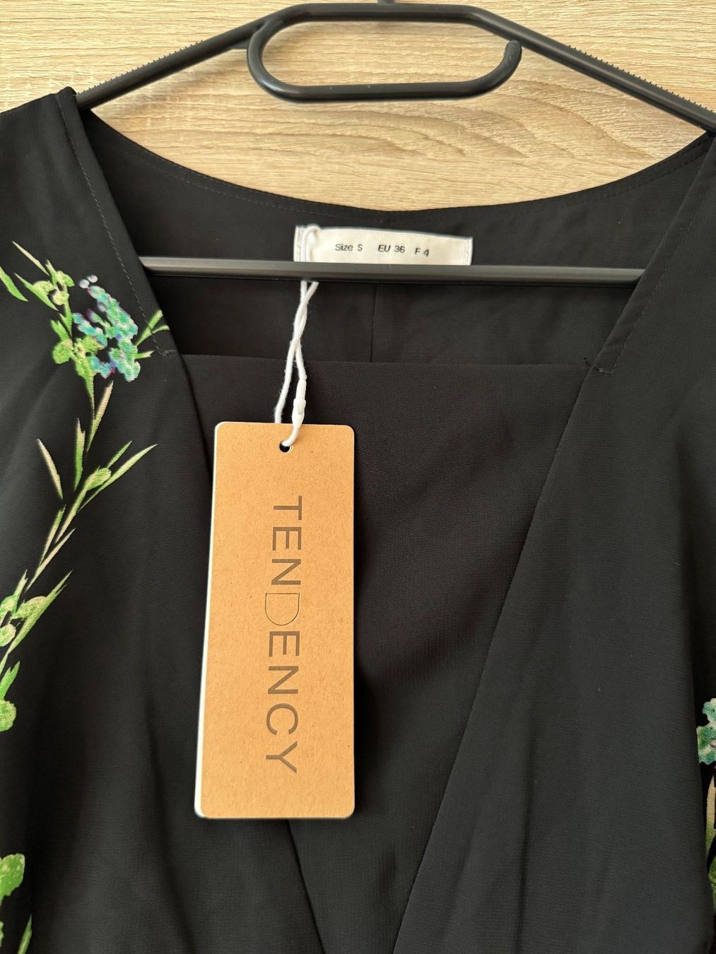 Vestiti: Robe fleurie noire – Nuovo e nell'imballaggio originale da Montreux venduto da Izapechee 1