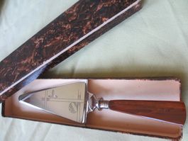 Antike Tortenschaufel / Kuchenheber mit Holzgriff im Etui!
