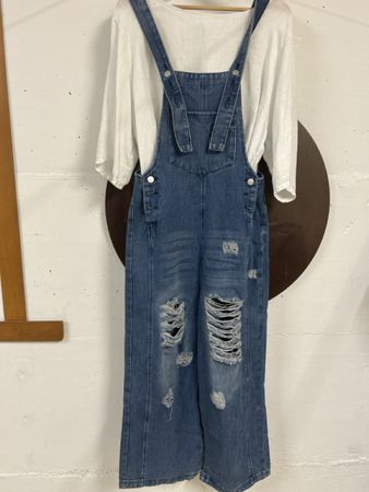 Latzhose Denim Blau mit leinen ShLöchern und weissem leinen 