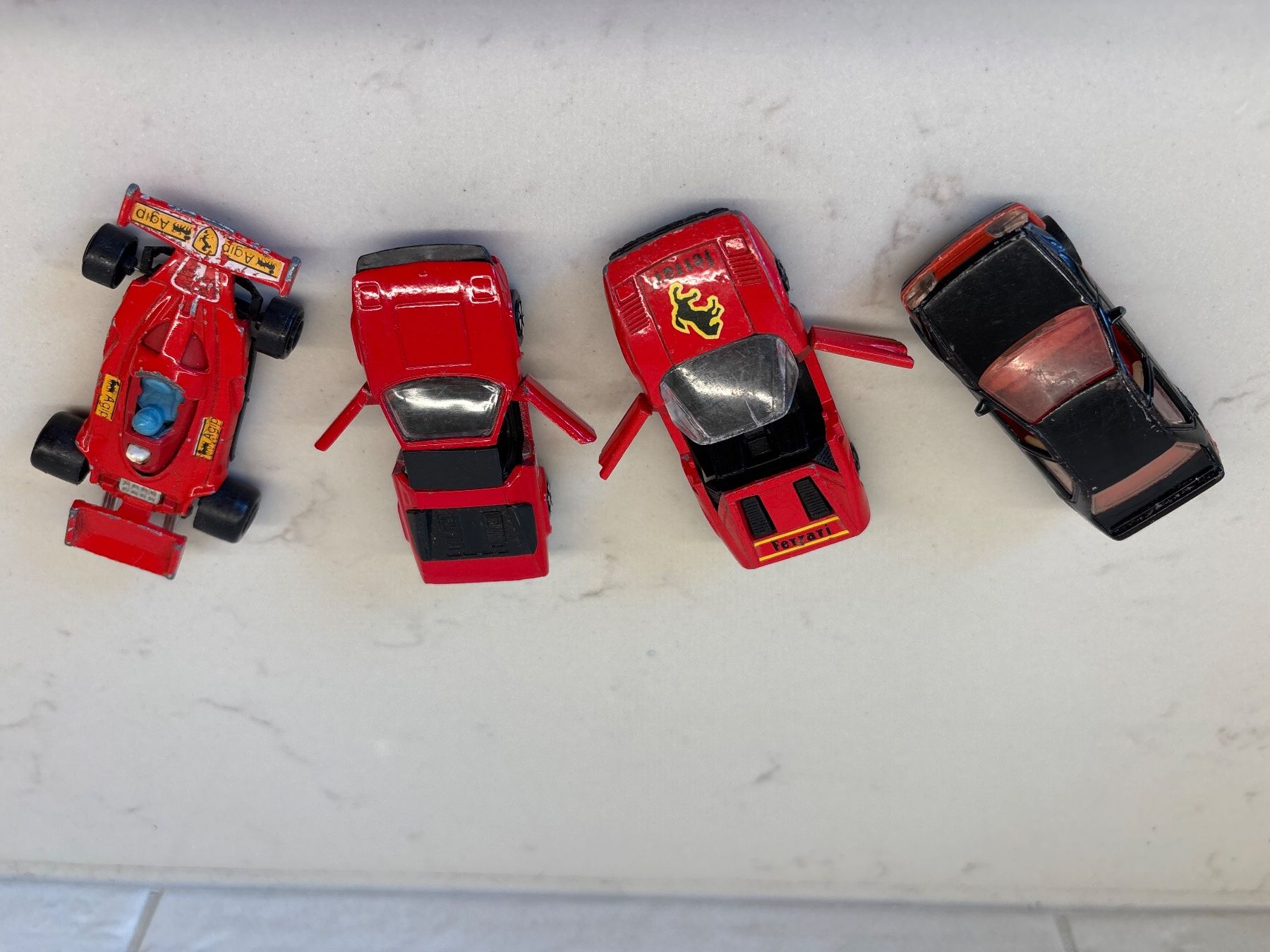 Hot Wheels Modellini d'auto: Lot de 4 petites voitures Ferrari état d'usage – Usato da Gollion venduto da Hampton 3
