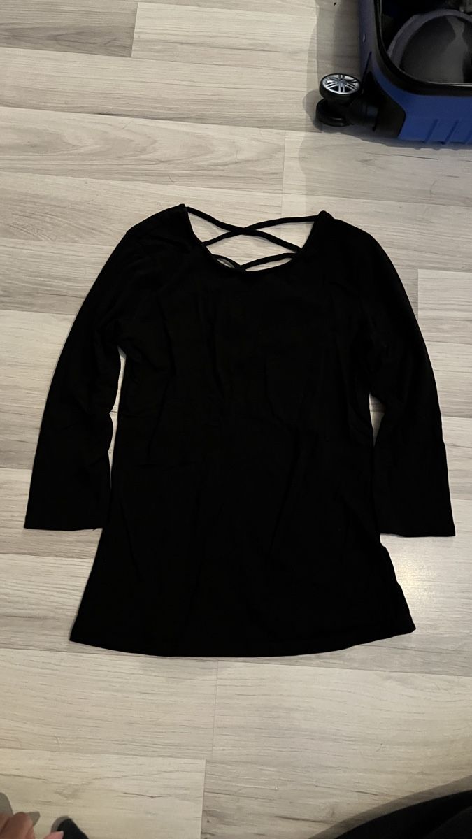 Tops: schwarzes Shirt mit Rückenausschnitt – Gebraucht aus Davos Platz von ang_m2dp