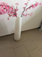 Vase mit Kirschblüten Strauch