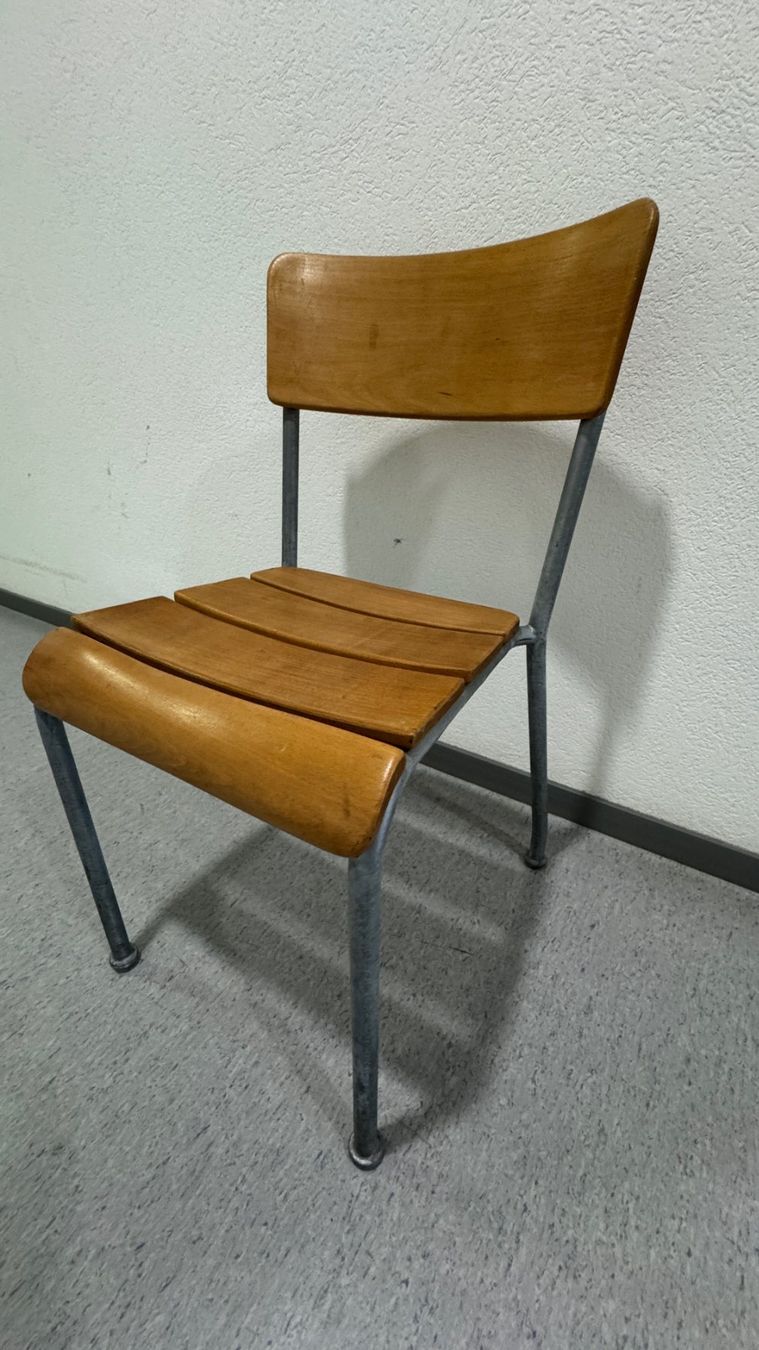 Stella Sedie: Klassischer Schweizer Stapelstuhl von Stella – Usato da Rheinfelden venduto da Enzo1953 4
