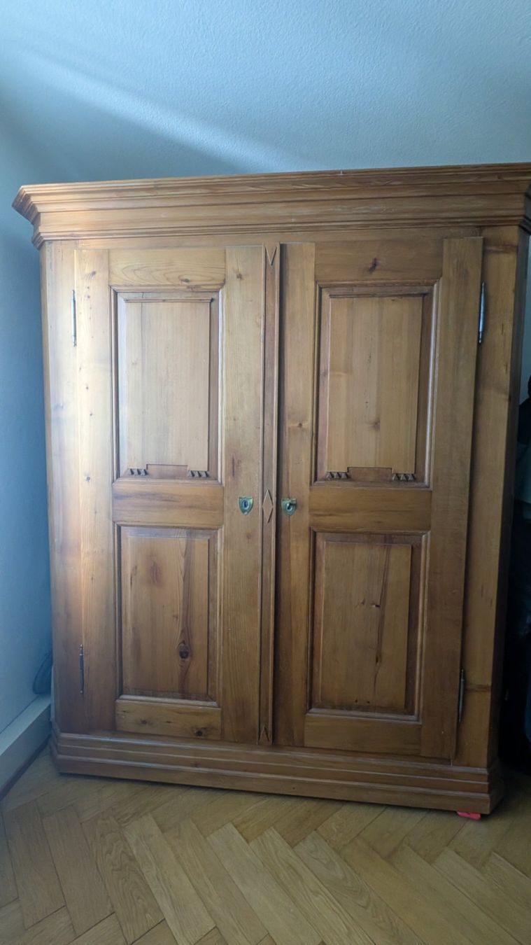 Armadi: Grosser, alter Schrank aus massivem Holz – Usato da Basel venduto da ali_6dn7 1
